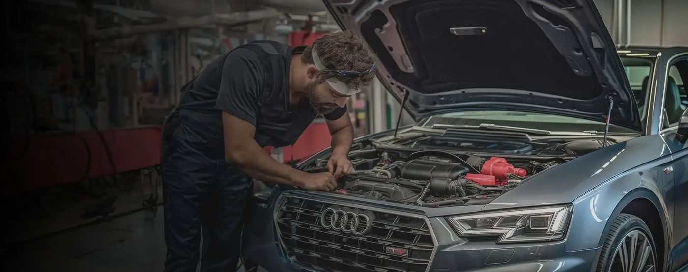 فني يفحص سيارة في شمال الرياض